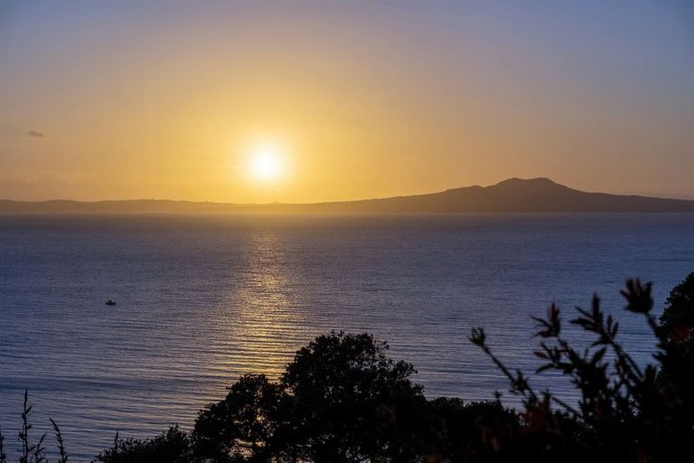 Photo of property in 115 Churchill Road, Rothesay Bay, Auckland, 0630