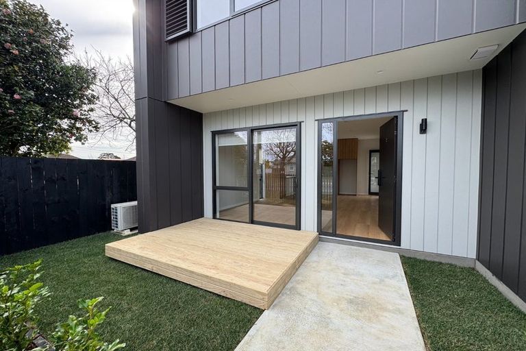 Photo of property in 2/13 Thomas Road, Mangere, Auckland, 2022