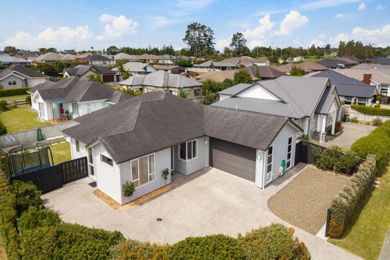 Photo of property in 1 Aporo Drive, Kumeu, 0810