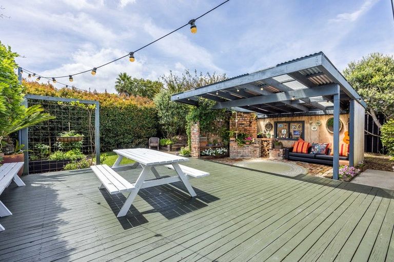 Photo of property in 8 Craigbank Avenue, New Lynn, Auckland, 0600