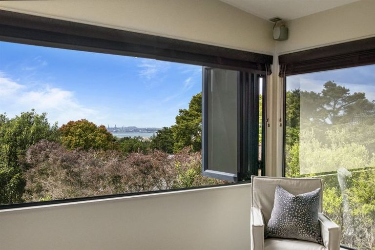 Photo of property in 2/71 Pupuke Road, Northcote, Auckland, 0627