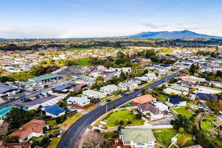 Photo of property in 180 Seaview Road, Westown, New Plymouth, 4310