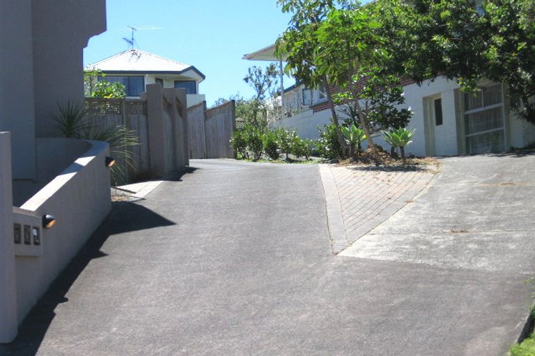 Photo of property in 2/24 Wernham Place, Northcote, Auckland, 0626