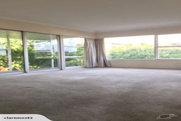 Photo of property in 24 Holdaway Avenue, Northcote, Auckland, 0627
