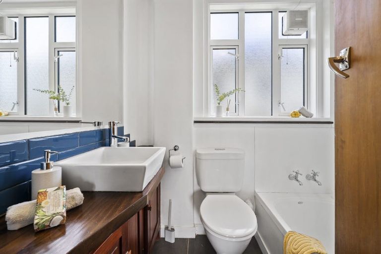 Photo of property in Owd Trafford Flats, 17 Brougham Street, Mount Victoria, Wellington, 6011