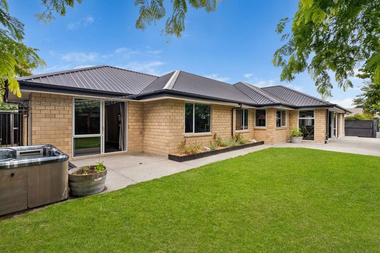 Photo of property in 33 Broadhaven Avenue, Parklands, Christchurch, 8083