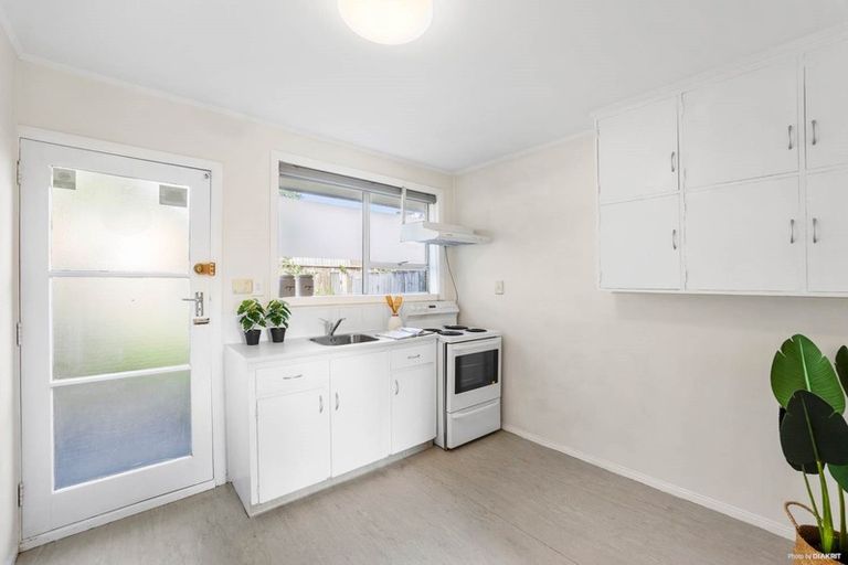 Photo of property in 2/15 Lavas Place, Mount Wellington, Auckland, 1060