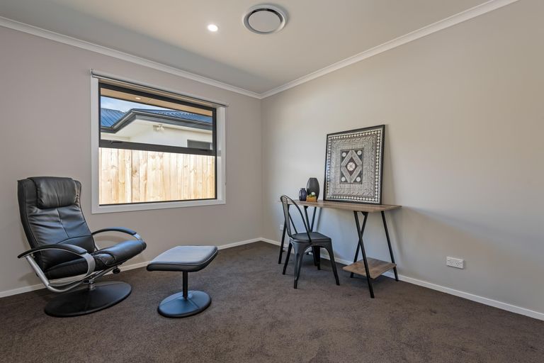 Photo of property in 20 Atlantic Drive, Fitzherbert, Palmerston North, 4410