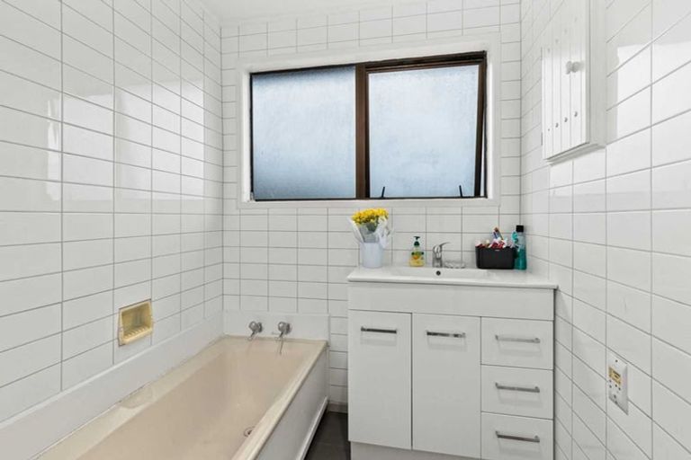 Photo of property in 22 Peterhouse Place, West Harbour, Auckland, 0618