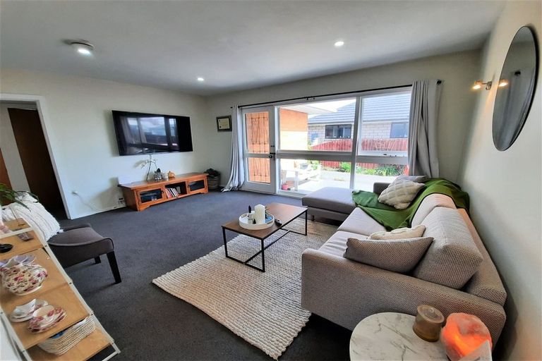 Photo of property in 2/43 Prestons Road, Redwood, Christchurch, 8051