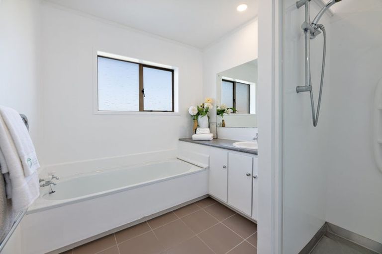 Photo of property in 2/27 Knightsbridge Drive, Forrest Hill, Auckland, 0620