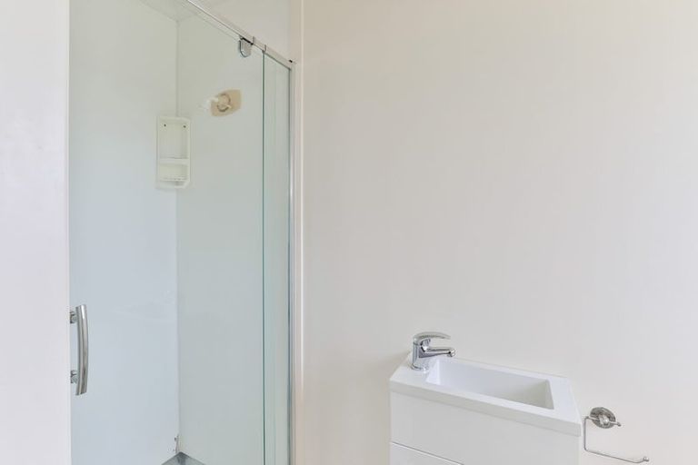 Photo of property in 2/28 Witheford Drive, Bayview, Auckland, 0629