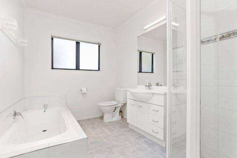 Photo of property in 4 Northcross Drive, Oteha, Auckland, 0632