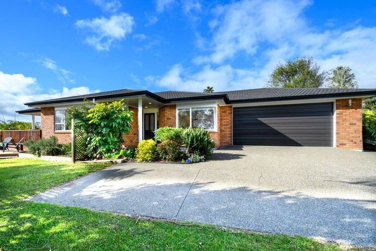 Photo of property in 14 Kerlin Crescent, West Harbour, Auckland, 0618