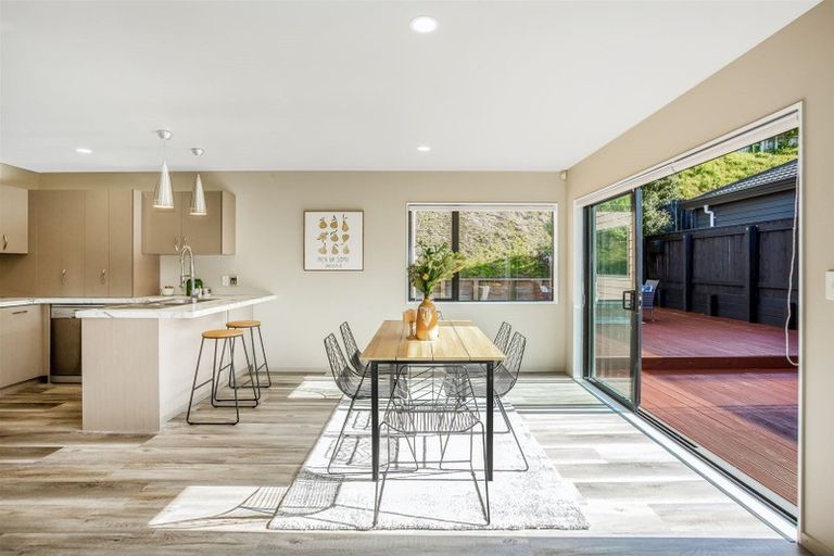 Photo of property in 32 Tongariro Drive, Aotea, Porirua, 5024