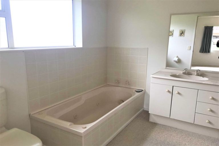 Photo of property in 22 Hadleigh Court, Paraparaumu, 5032