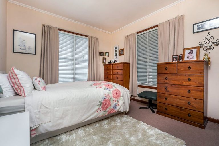 Photo of property in 10 Woodward Avenue, Mangere Bridge, Auckland, 2022