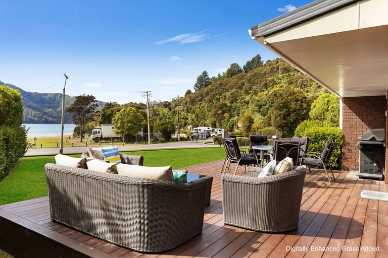 Photo of property in 1992 Queen Charlotte Drive, Momorangi Bay, Picton, 7281