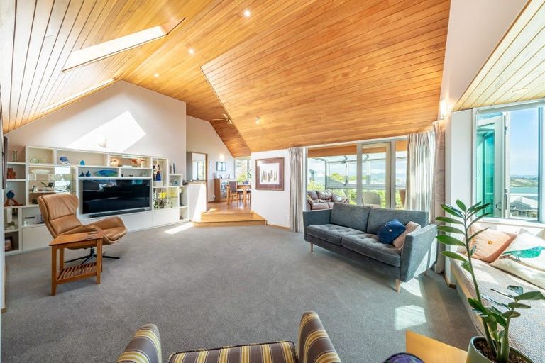 Photo of property in 1 Roys Road, Plimmerton, Porirua, 5026