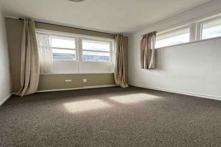 Photo of property in 52 Seymour Road, Sunnyvale, Auckland, 0612