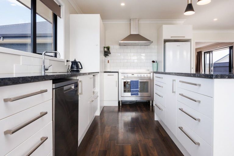 Photo of property in 35 Chestnut Close, Kelvin Grove, Palmerston North, 4414