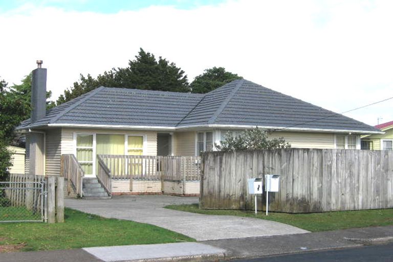 Photo of property in 1/26 Barrys Road, Glendene, Auckland, 0602