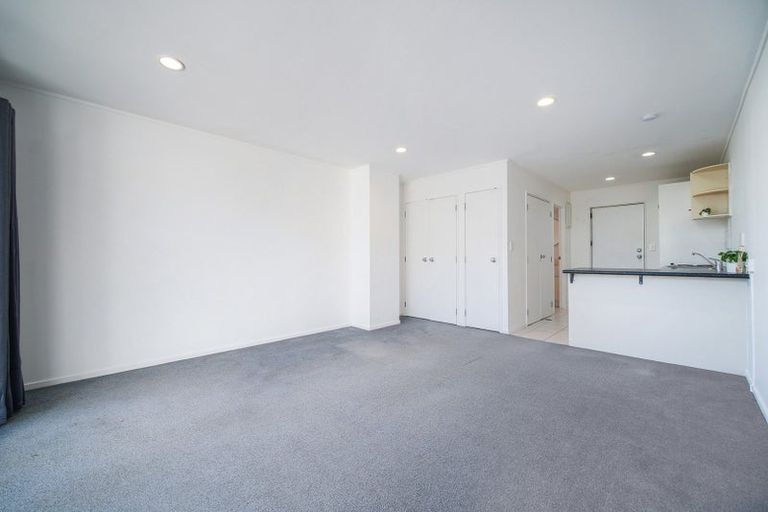 Photo of property in 2a/20 Ian Marwick Place, Birkenhead, Auckland, 0626