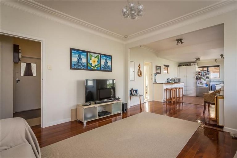 Photo of property in 63 Hutchinson Avenue, New Lynn, Auckland, 0600