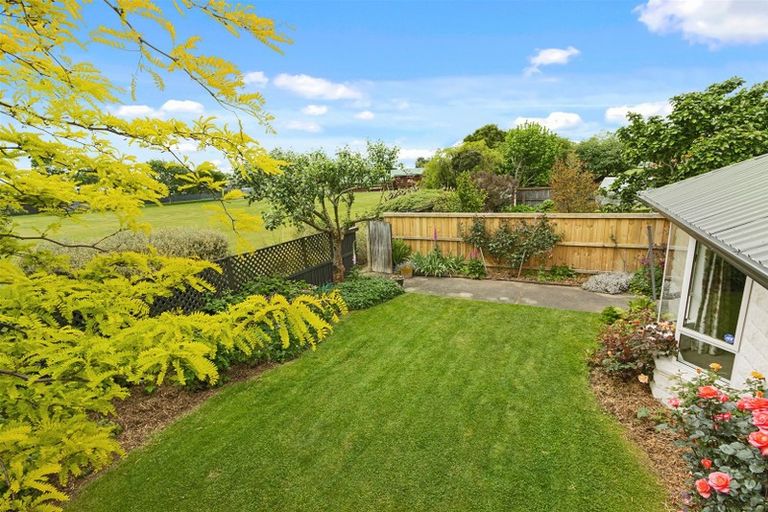 Photo of property in 33 Farnswood Place, Redwood, Christchurch, 8051