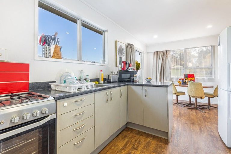 Photo of property in 14 Kemp Road, Massey, Auckland, 0614