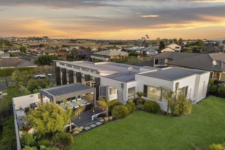 Photo of property in 16 Southworth Place, Grandview Heights, Hamilton, 3200