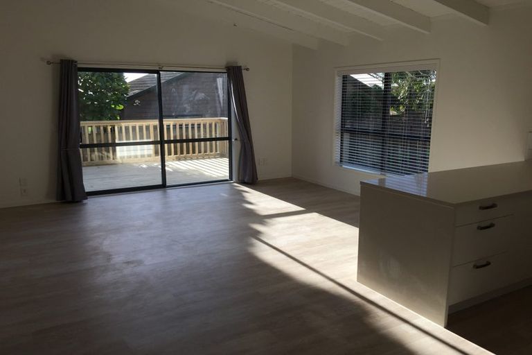 Photo of property in 2/48 Sunset Road, Unsworth Heights, Auckland, 0632