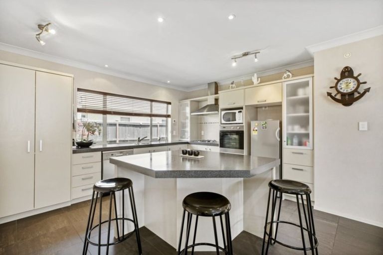 Photo of property in 34 Stranraer Crescent, Wattle Downs, Auckland, 2103