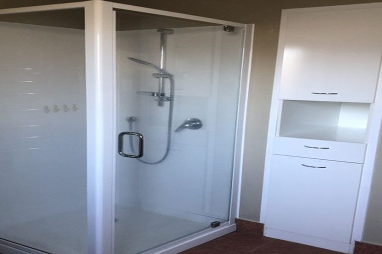 Photo of property in 4/172 Beach Haven Road, Beach Haven, Auckland, 0626