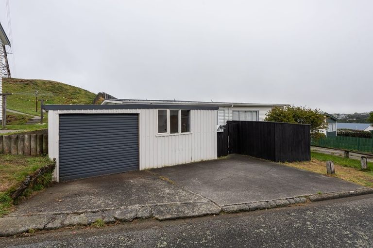Photo of property in 7 Chetwode Grove, Newlands, Wellington, 6037