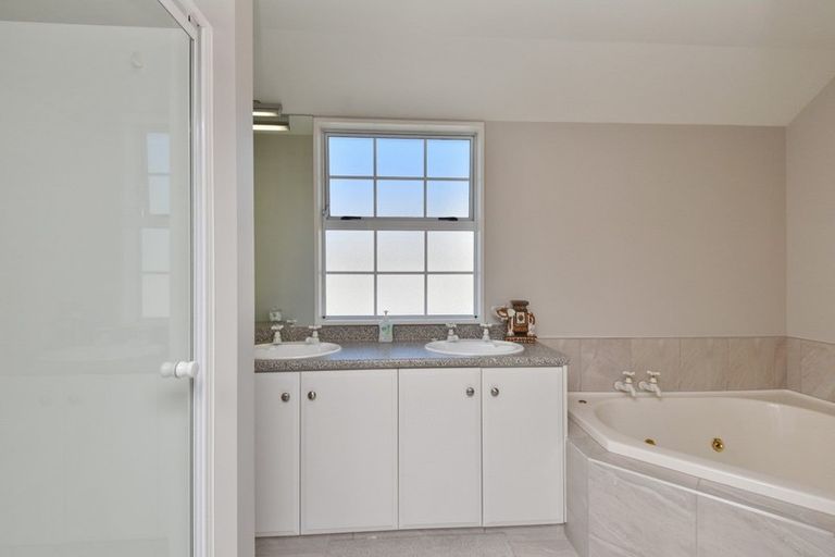 Photo of property in 28 Witbrock Crescent, Burnside, Christchurch, 8053