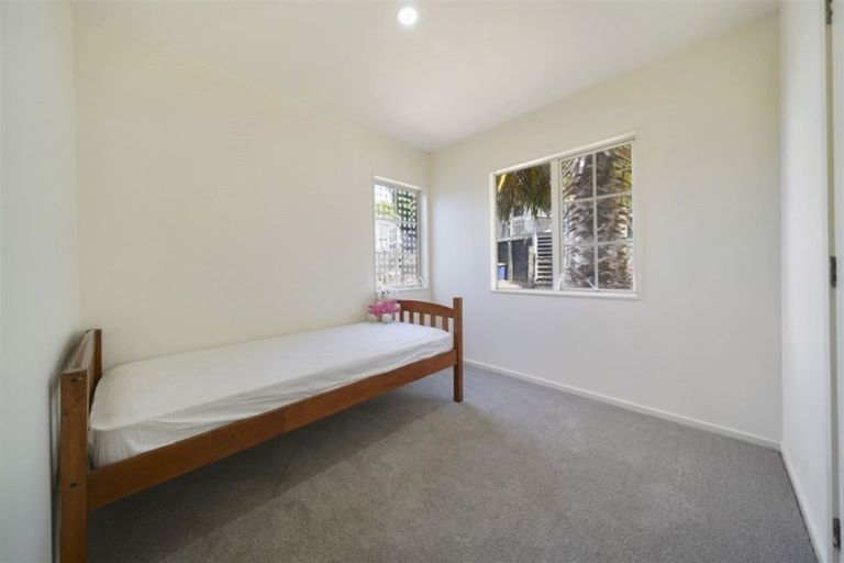 Photo of property in 1b Highgrove Lane, Totara Vale, Auckland, 0632