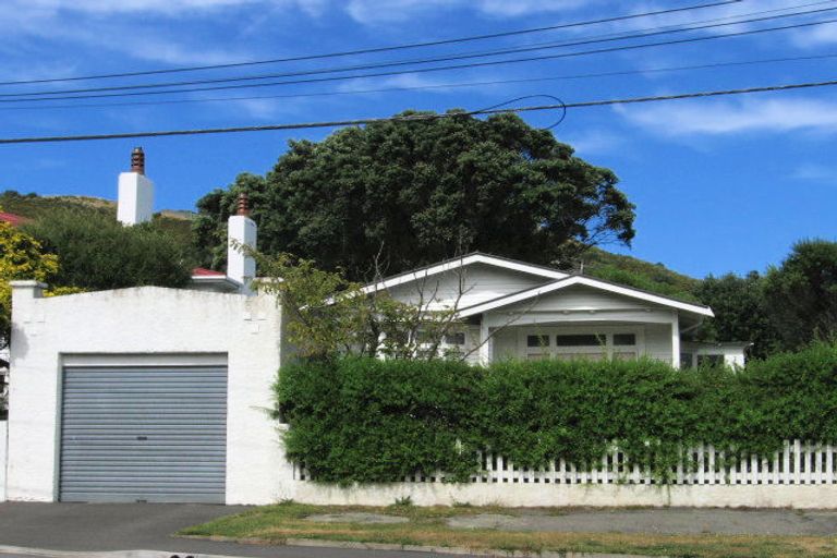 Photo of property in 2 Melrose Road, Island Bay, Wellington, 6023