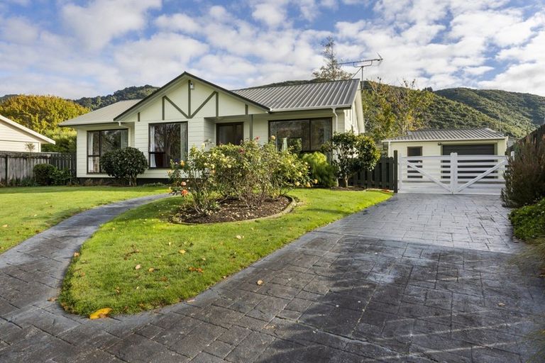 Photo of property in 42 Delaware Grove, Totara Park, Upper Hutt, 5018