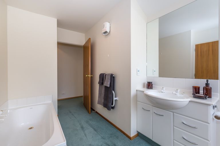 Photo of property in 6 Oakview Lane, Cashmere, Christchurch, 8022