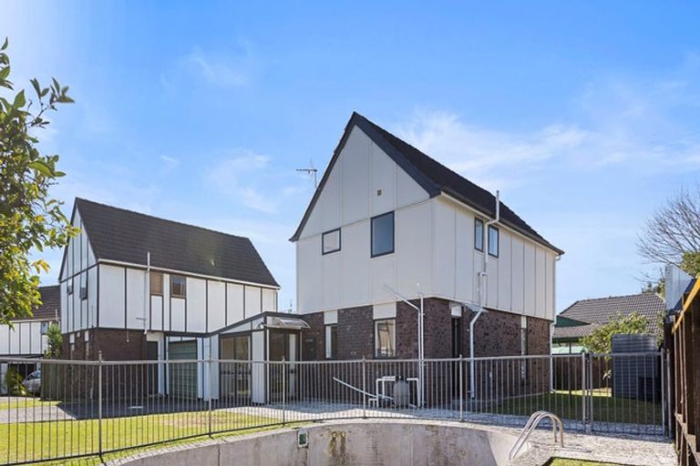 Photo of property in 1/13 Challen Close, Conifer Grove, Takanini, 2112