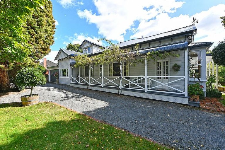 Photo of property in 2 Barton Road, Heretaunga, Upper Hutt, 5018