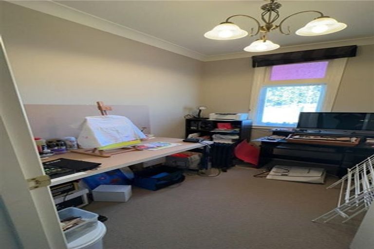 Photo of property in 14 Queenwood Road, Levin, 5510