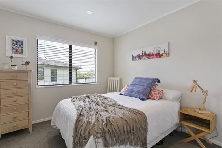 Photo of property in 1/10 Oreil Avenue, West Harbour, Auckland, 0618
