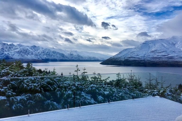 Photo of property in 101b Wynyard Crescent, Fernhill, Queenstown, 9300