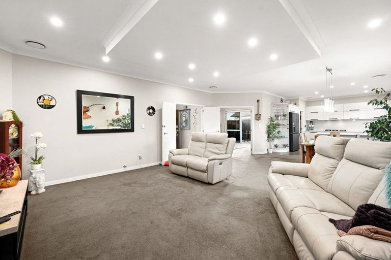 Photo of property in 22 Gibbston Close, Huntington, Hamilton, 3210