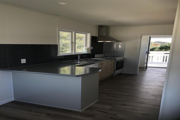 Photo of property in 5 Thomas Rea Place, Te Atatu South, Auckland, 0610