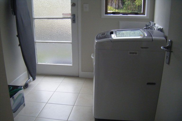 Photo of property in 8a The Rosebowl, Sunnyhills, Auckland, 2010