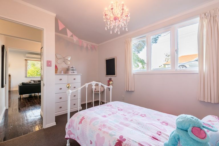 Photo of property in 48 Eastglen Road, Glen Eden, Auckland, 0602