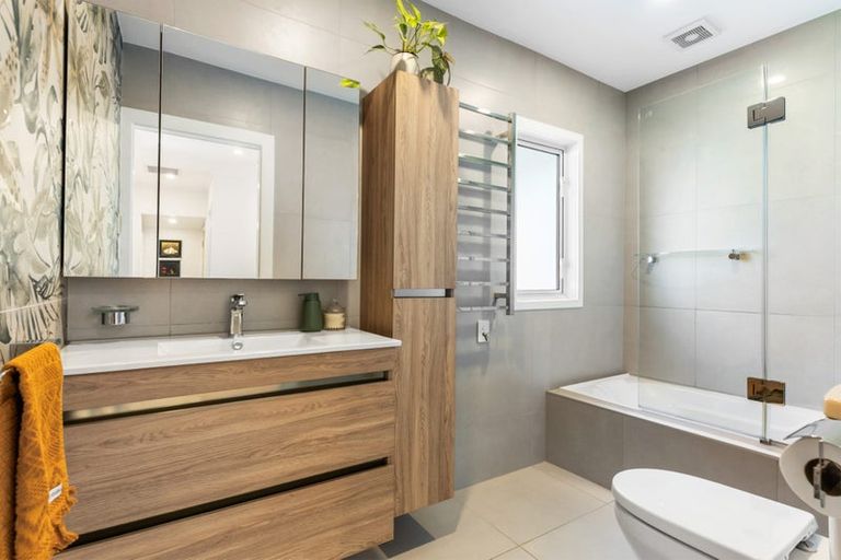 Photo of property in 2/16 Kenmure Avenue, Forrest Hill, Auckland, 0620